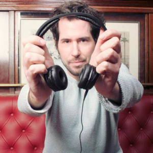 Hochzeits und Event DJ Markus Rosenbaum mit Kopfhörer.