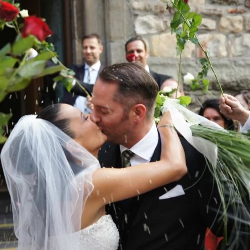 Glückliches Brautpaar beim Hochzeitskuss.