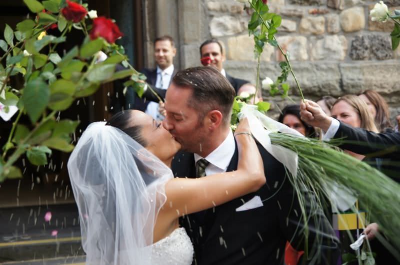 Glückliches Brautpaar beim Hochzeitskuss.