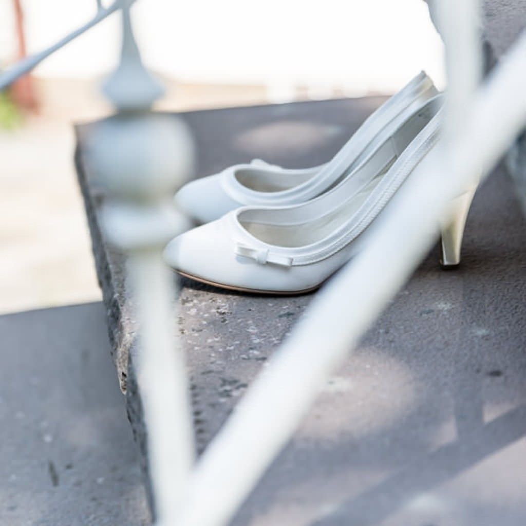 Weiße Brautschuhe vor ihrem Einsatz bei einer Hochzeit im Romantik Hotel Platte.