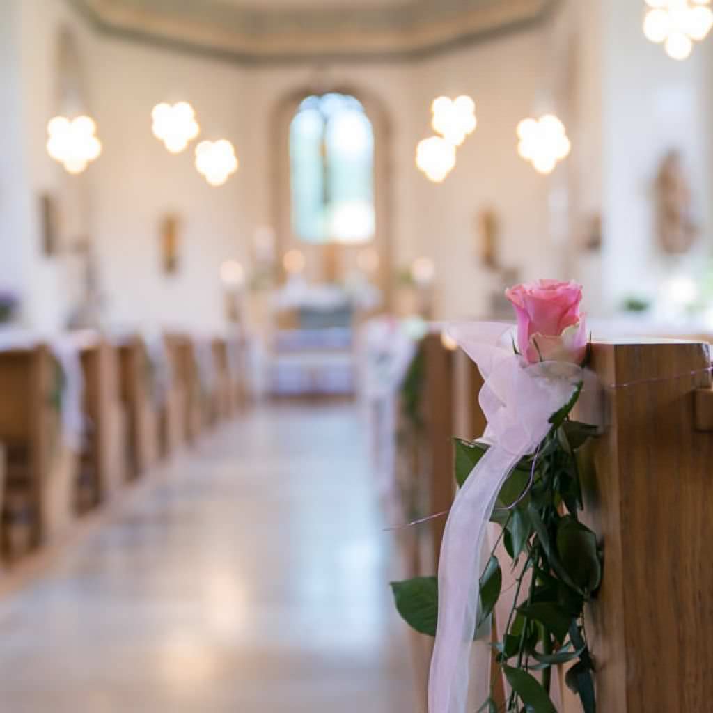 Hübsch dekorierte Kirche vor der Trauung und der Feier im Romantik Hotel Platte.