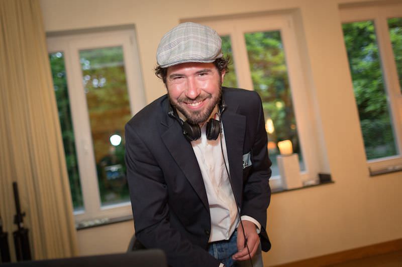 DJ Markus Rosenbaum legt Musik bei einer Hochzeit im Hotel Mutterhaus in Düsseldorf NRW auf.