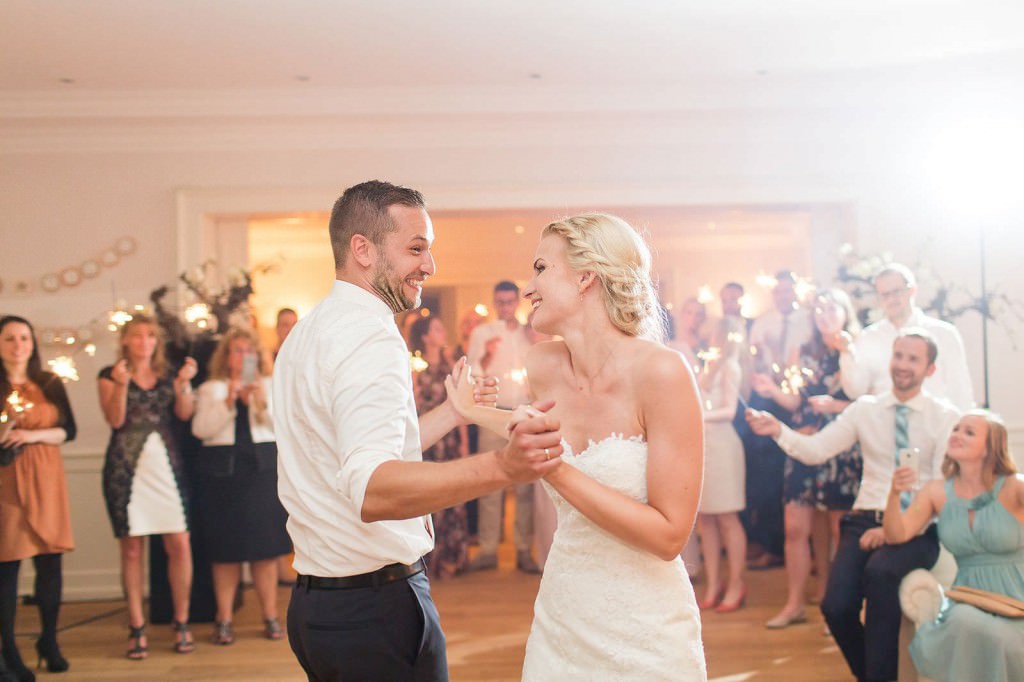 Brautpaar beim Eröffnungstanz der Hochzeitsparty