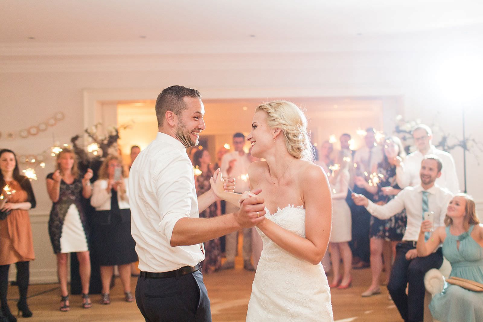 Brautpaar beim Eröffnungstanz der Hochzeitsparty