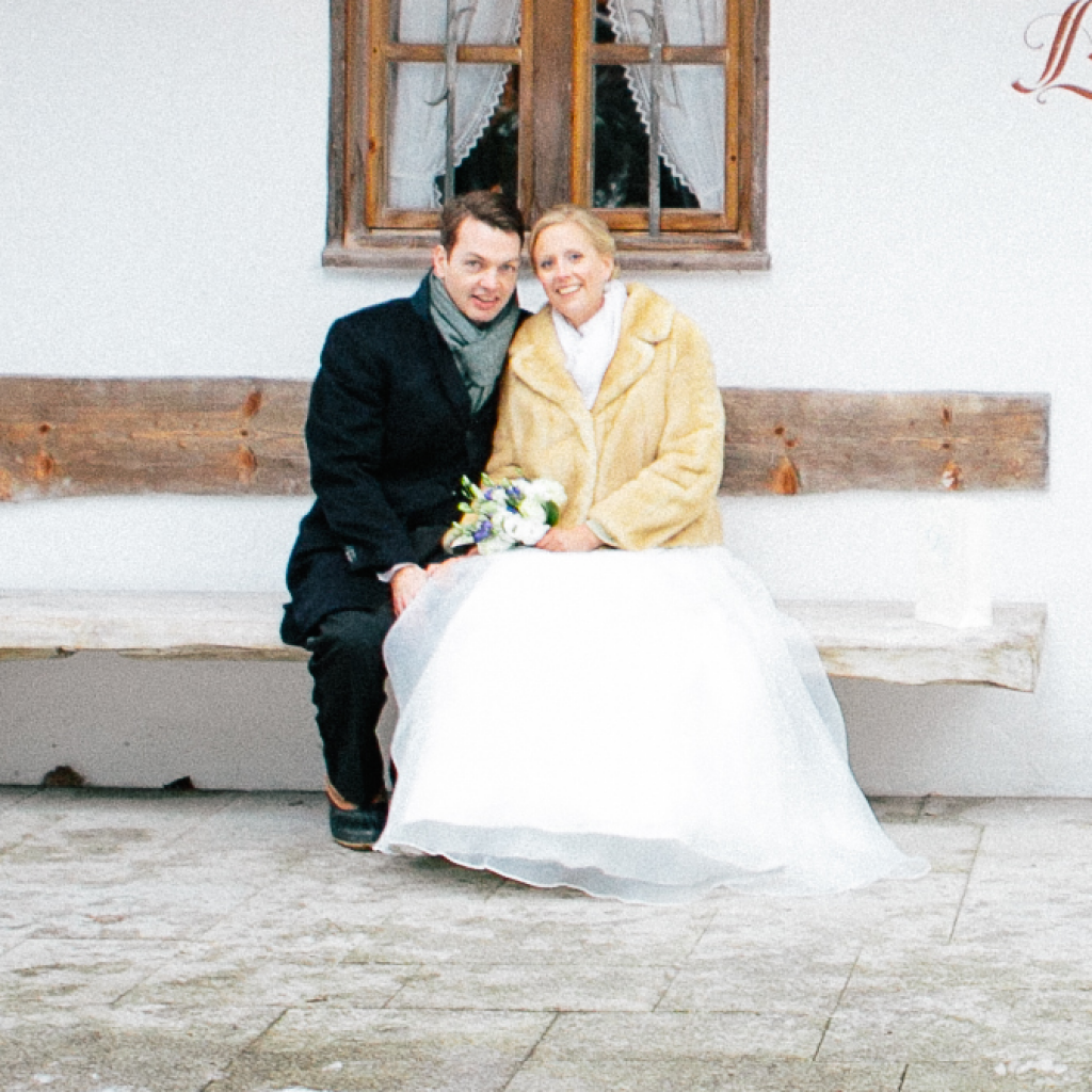 Zufriedenes Brautpaar, das DJ Markus Rosenbaum für seine Traumhochzeit am Tegernsee gebucht hat.