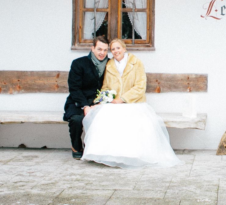 Zufriedenes Brautpaar, das DJ Markus Rosenbaum für seine Traumhochzeit am Tegernsee gebucht hat.