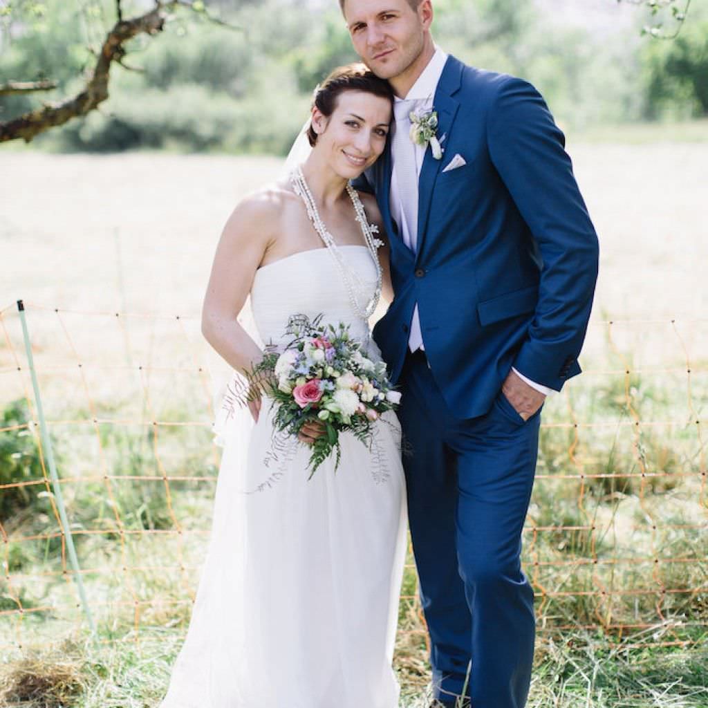 Das Brautpaar einer Hochzeit auf der Achalm posiert für Paarbilder in der Natur.