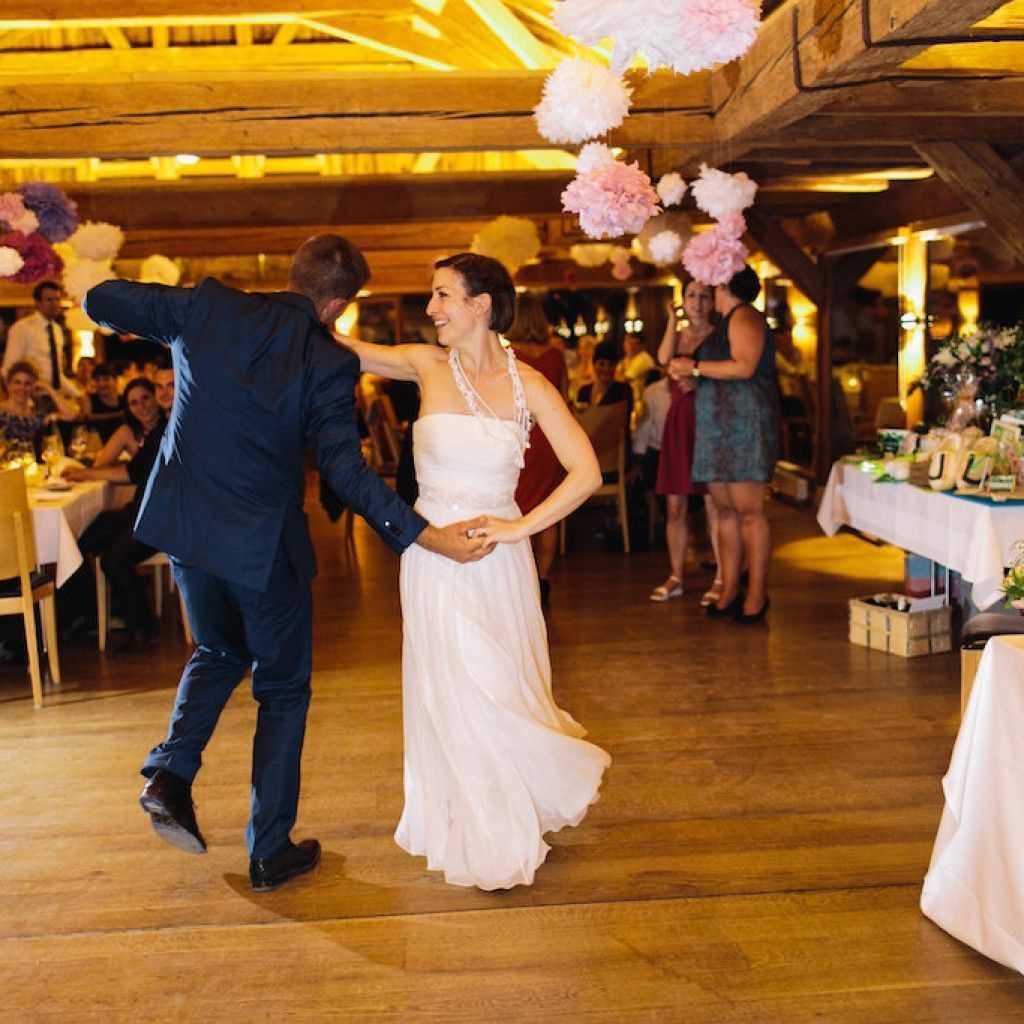 Das Brautpaar einer Hochzeit auf der Achalm tanzt Hochzeitswalzer zu der Musik von DJ Markus Rosenbaum.