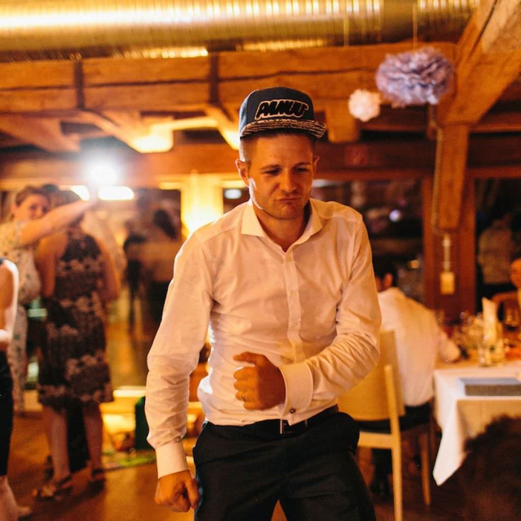 Die Musik von Hochzeits-DJ Markus Rosenbaum sorgt beim Bräutigam auf der Achalm für Partystimmung.