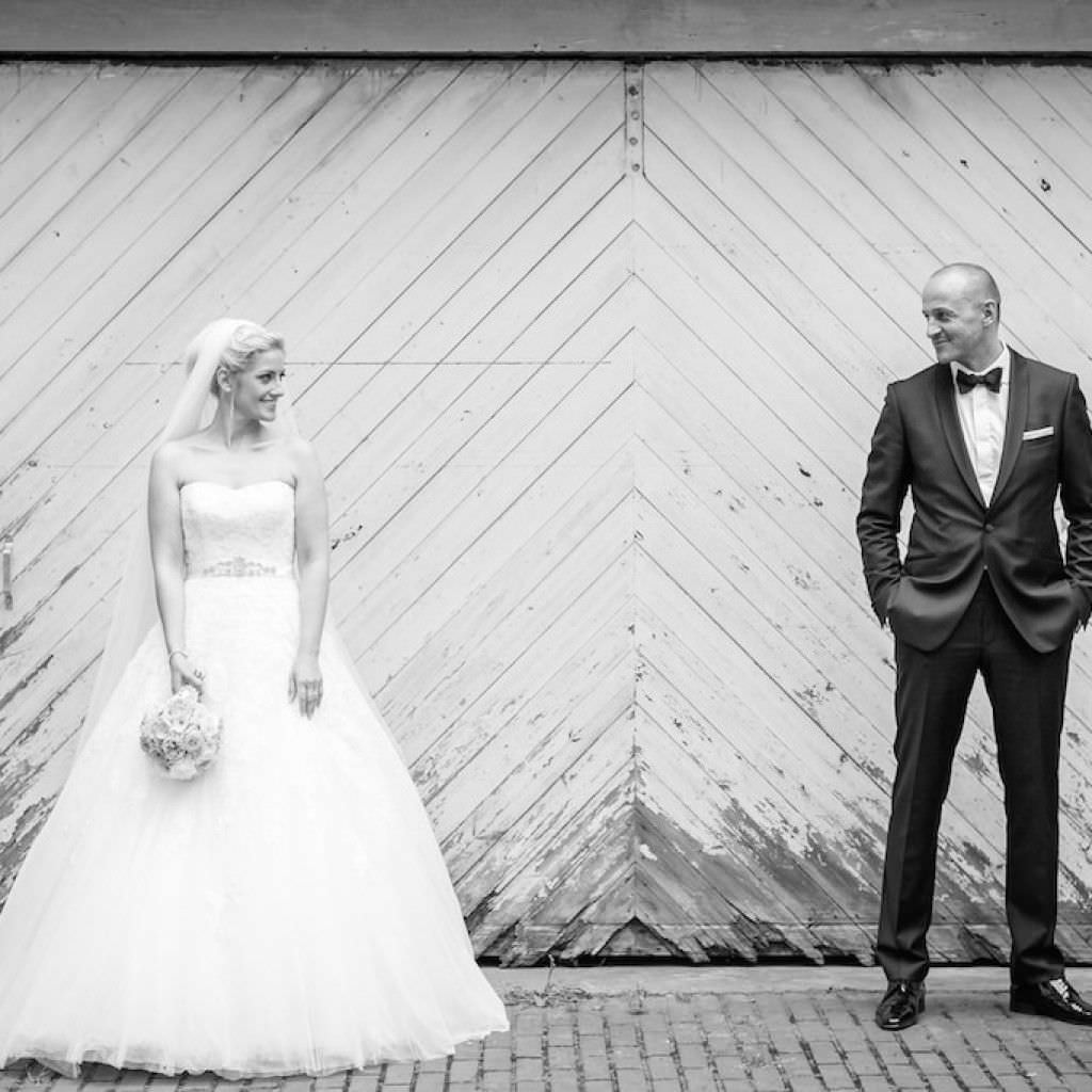 Schwarz Weiß Foto des verliebten Brautpaars einer Hochzeit in der Bayer Villa in Erkrath.