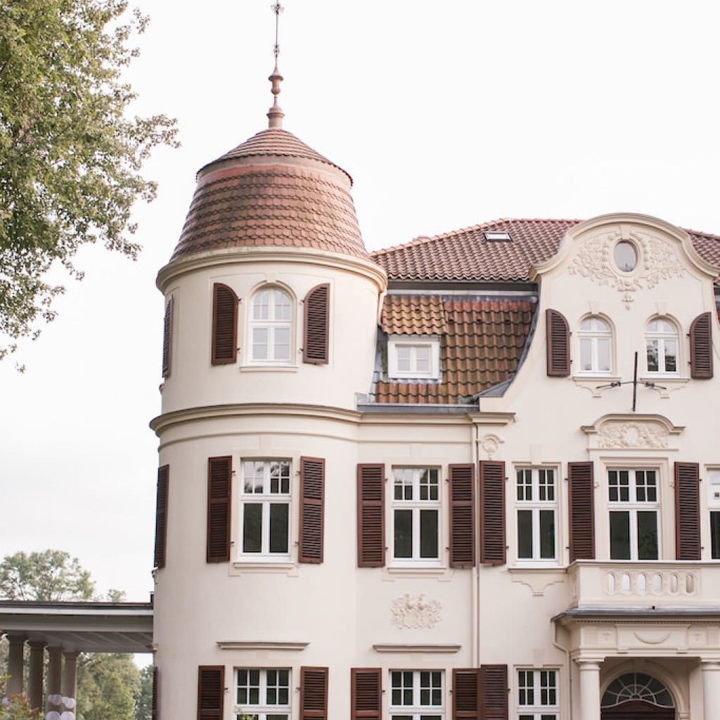 Aussenansicht der Hochzeitslocation Bayer Villa in Erkrath.