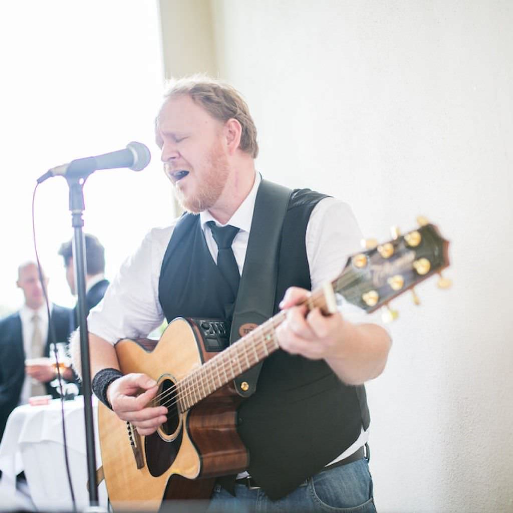 Eine Band spielt Live Musik bei einer Hochzeit in der Bayer Villa in Erkrath.