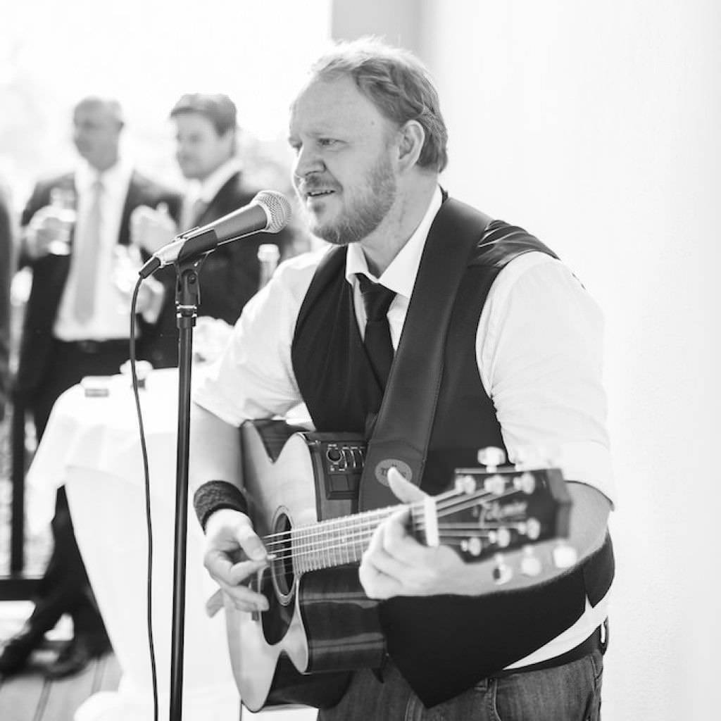 Eine Band spielt Live Musik bei einer Hochzeit in der Bayer Villa in Erkrath.