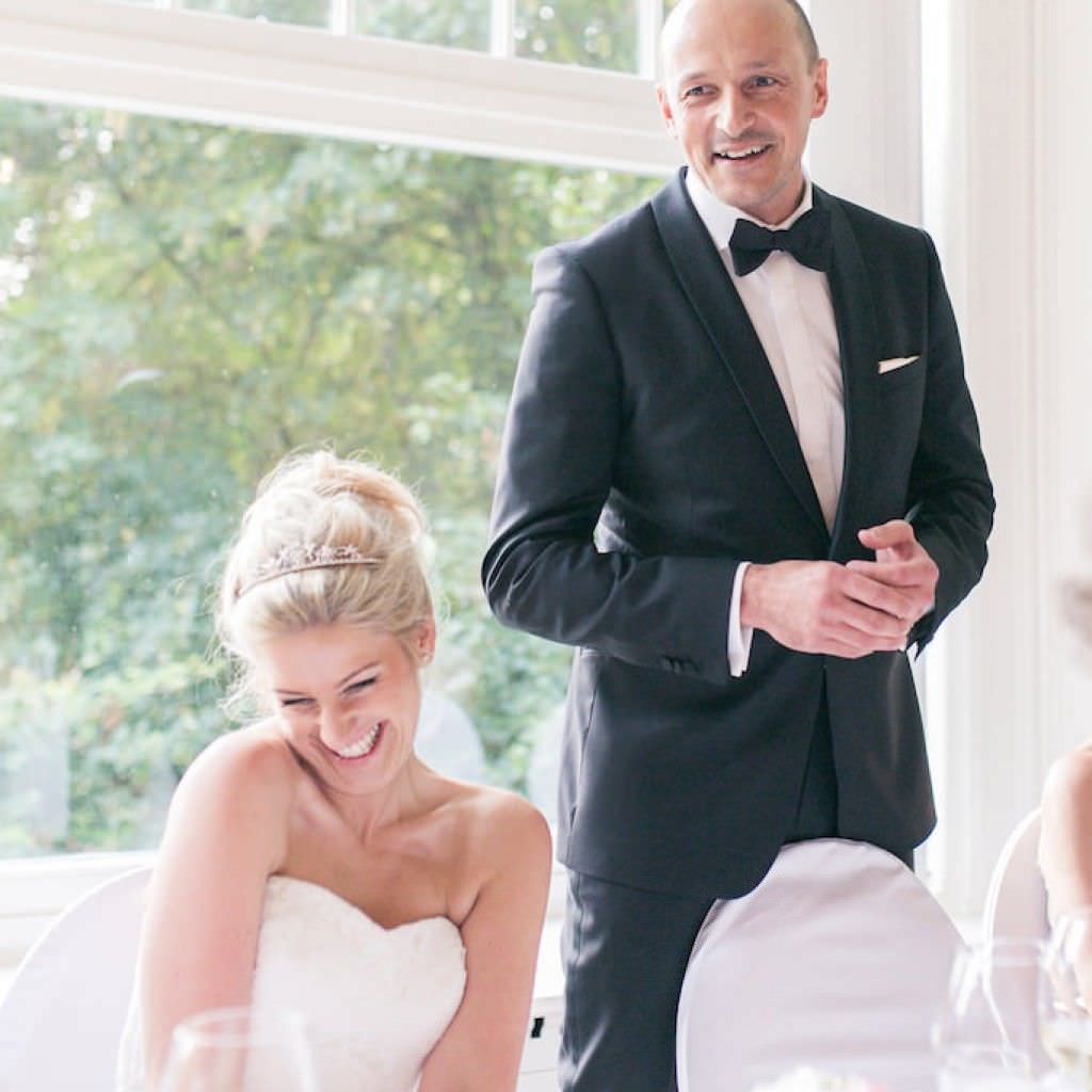 Das Brautpaar einer Hochzeit in der Bayer Villa hält eine Rede.