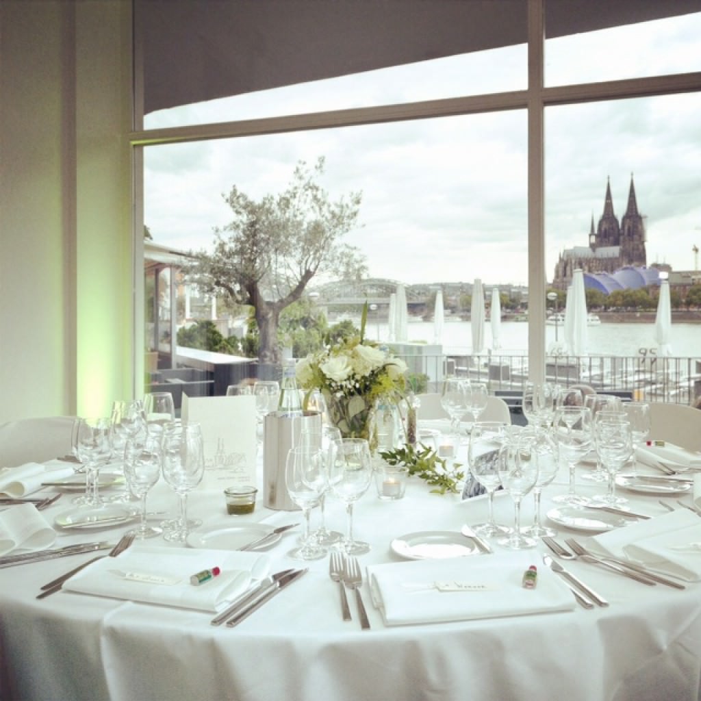 Edle weiße Tischdeko bei einer Deutsch-Französischen Hochzeit in den Rheinterrassen.