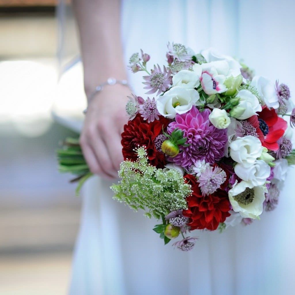 Wunderschöner Brautstrauss in Weiß, Lila und Rot einer Vintage Hochzeit in Köln.