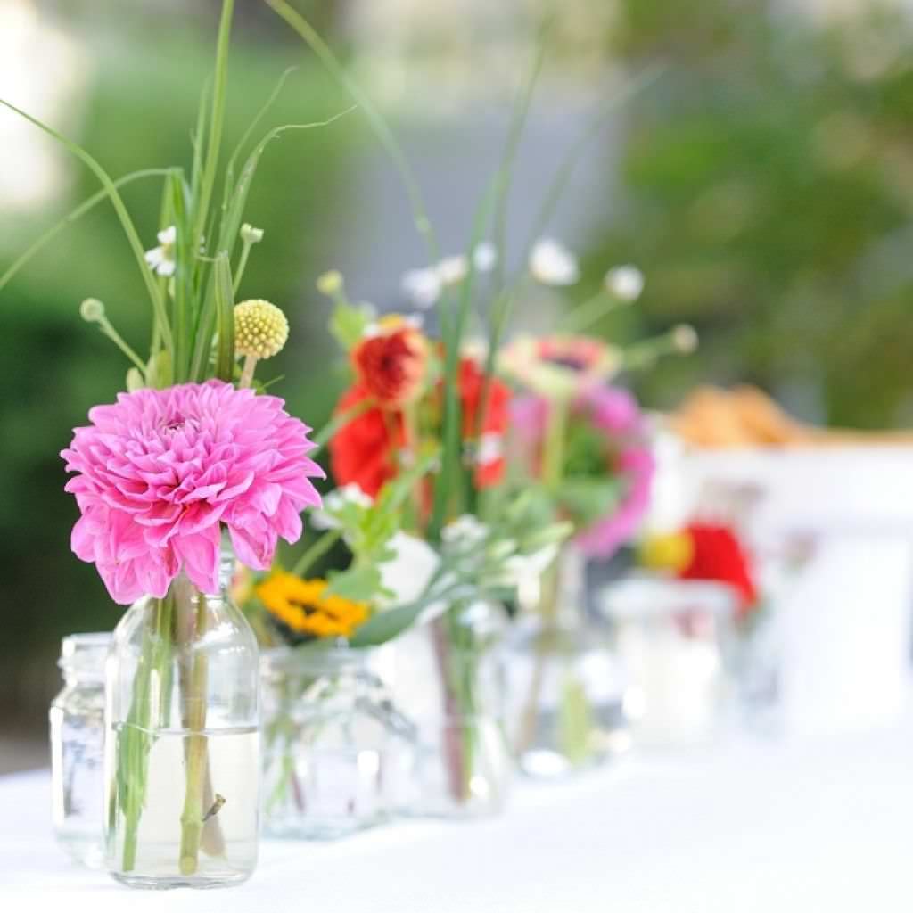 Blumendeko bei einer Vintage Hochzeit in Köln.