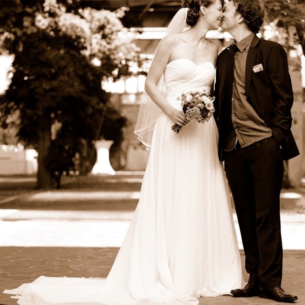 Schwarz weiß Foto vom glücklichen Brautpaar einer Vintage Hochzeit in Köln.