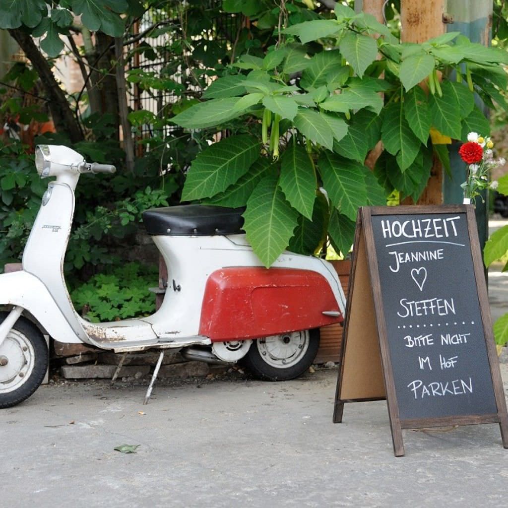 Deko und Vespa im Vorhof einer Vintage Hochzeit in Köln.