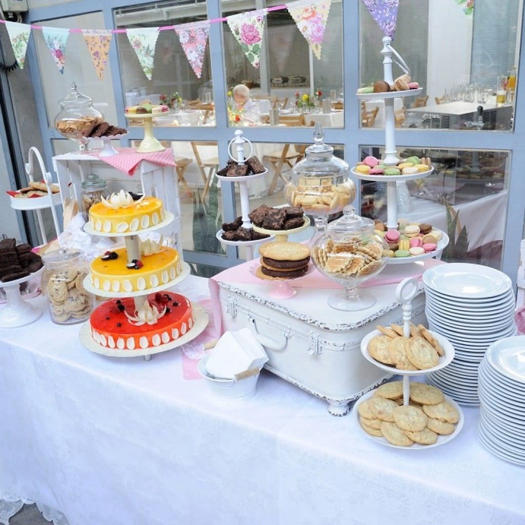 Weiße Candy Bar mit Hochzeitstorte und Deko bei einer Vintage Hochzeit in Köln.