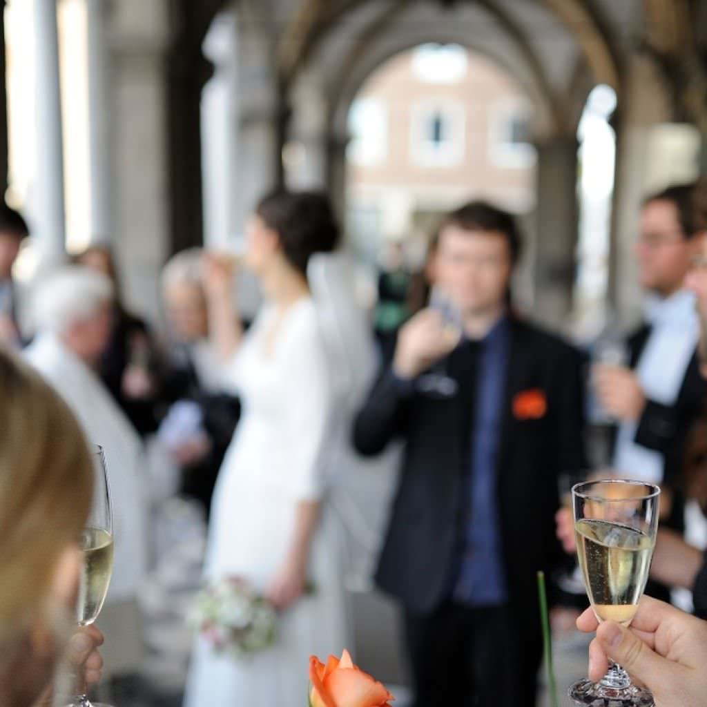 Braut und Bräutigam beim Sektempfang ihrer Vintage Hochzeit in Köln.