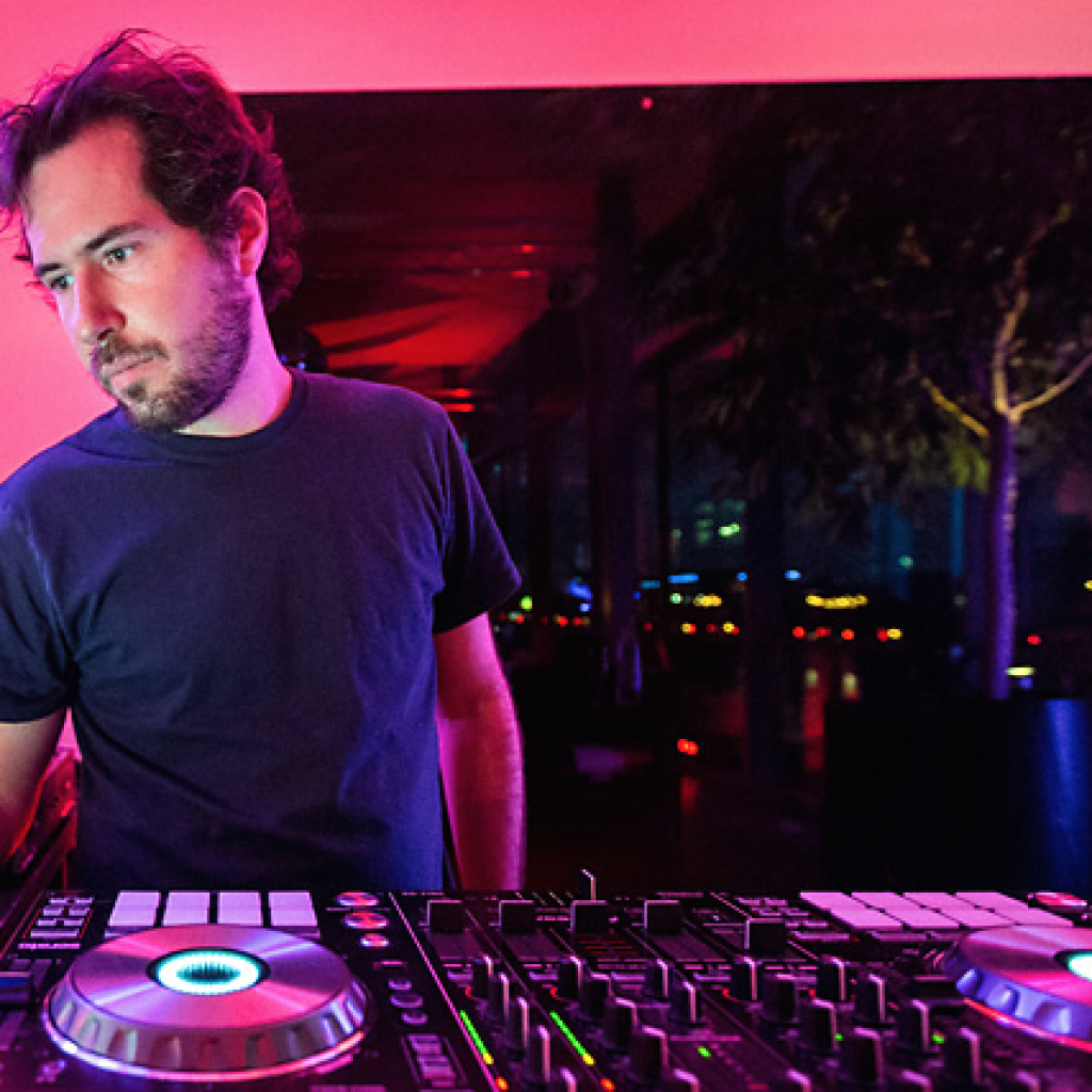 DJ Markus Rosenbaum bei einer Hochzeit hinter seinem Pioneer DDJ-SX Mischpult.