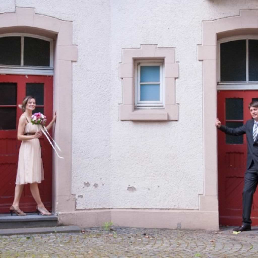 Das Hochzeitspaar einer Marathon-Hochzeit in der Zeche Waltrop macht Paarfotos.