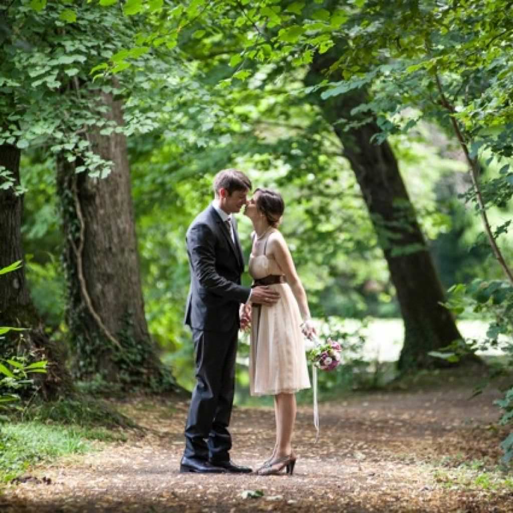 Romantisches Paarfoto von Braut und Bräutigam im Grünen vor ihrer Marathon-Hochzeit in der Zeche Waltrop.