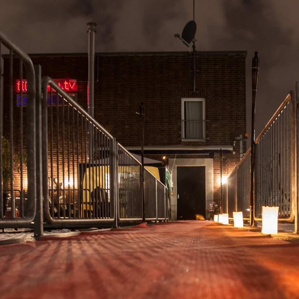 Aussenansicht V-Lab Düsseldorf, Location einer ungezwungenen Winterhochzeit.