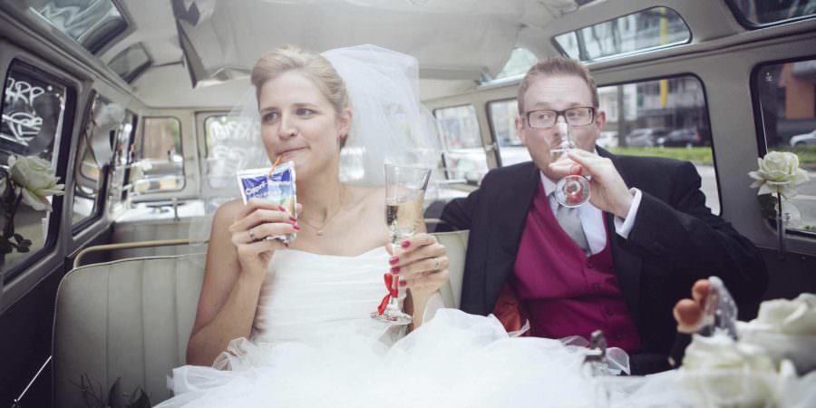 Brautpaar im Hochzeistauto vor der Hochzeitsfeier in der Set Jet Halle in Düsseldorf.