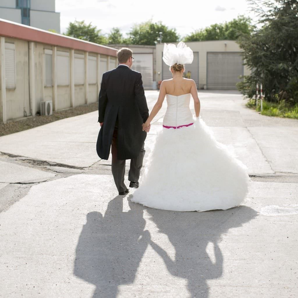Brautkleid mit weitem Rock, von hinten fotografiert vor der Hochzeit in der Set Jet Halle in Düsseldorf.