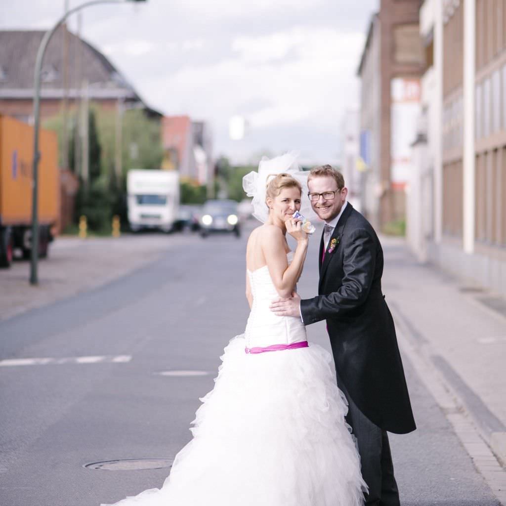 Braut und Bräutigam beim Paarshooting vor ihrer Hochzeitsfeier in der Set Jet Halle in Düsseldorf.