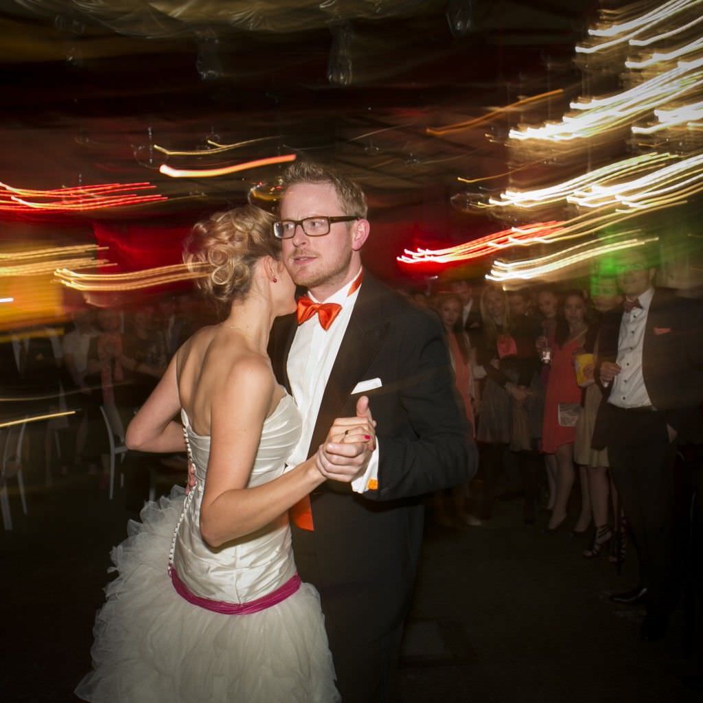 Eröffnungstanz zu der Musik von DJ Markus Rosenbaum bei der Hochzeit in der Set Jet Halle in Düsseldorf.