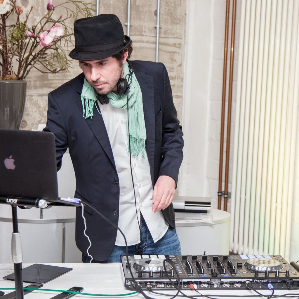 DJ Markus Rosenbaum am Mischpult bei einer Winterhochzeit im V-Lab in Düsseldorf.