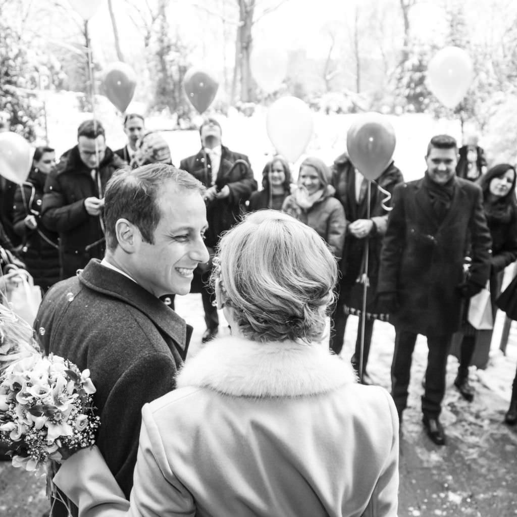 Schwarz Weiß Foto vom glücklichen Brautpaar nach der Trauung bei ihrer Winterhochzeit in Düsseldorf