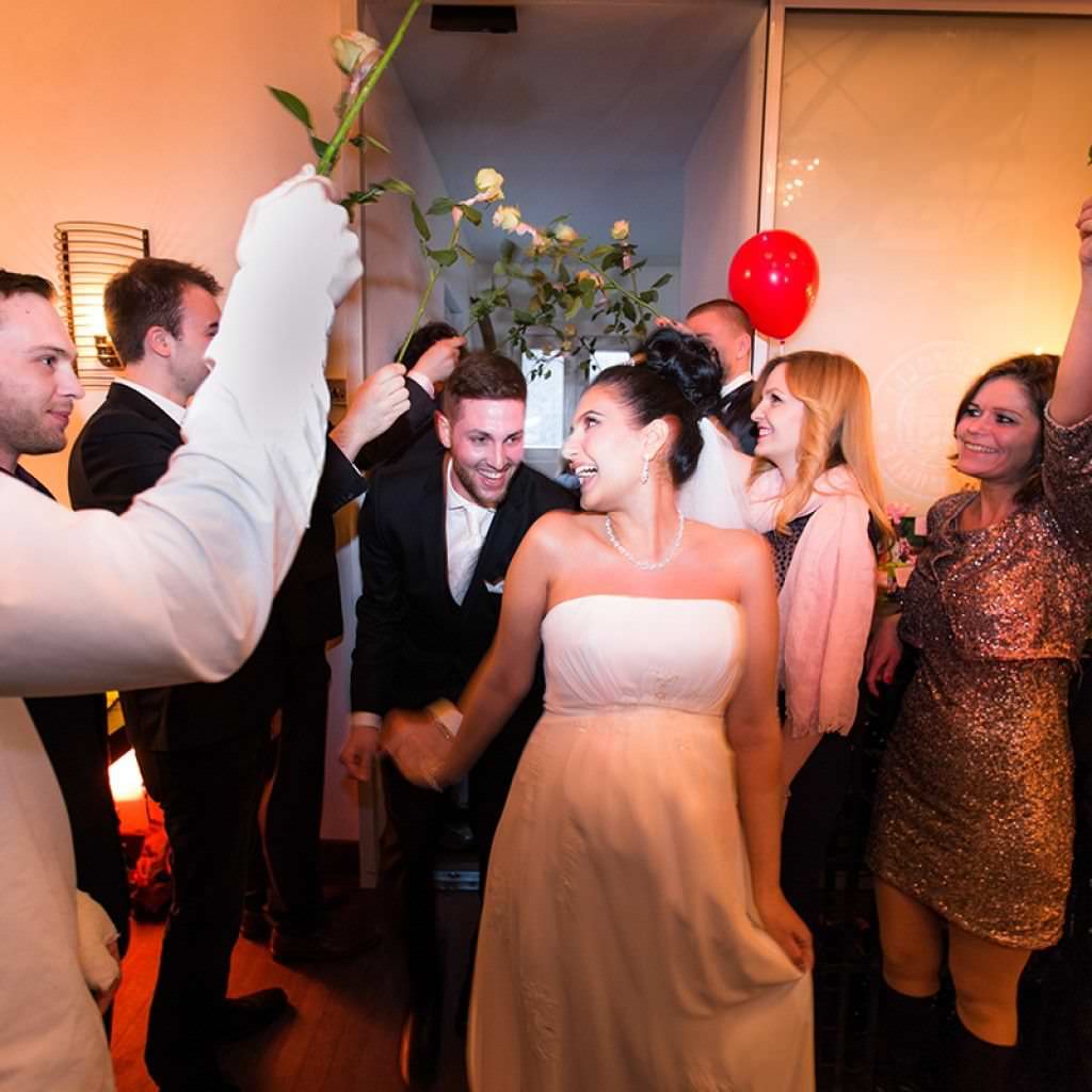 Einlauf Brautpaar bei seiner Deutsch-Persischen Hochzeit in der Auermühle in Ratingen.