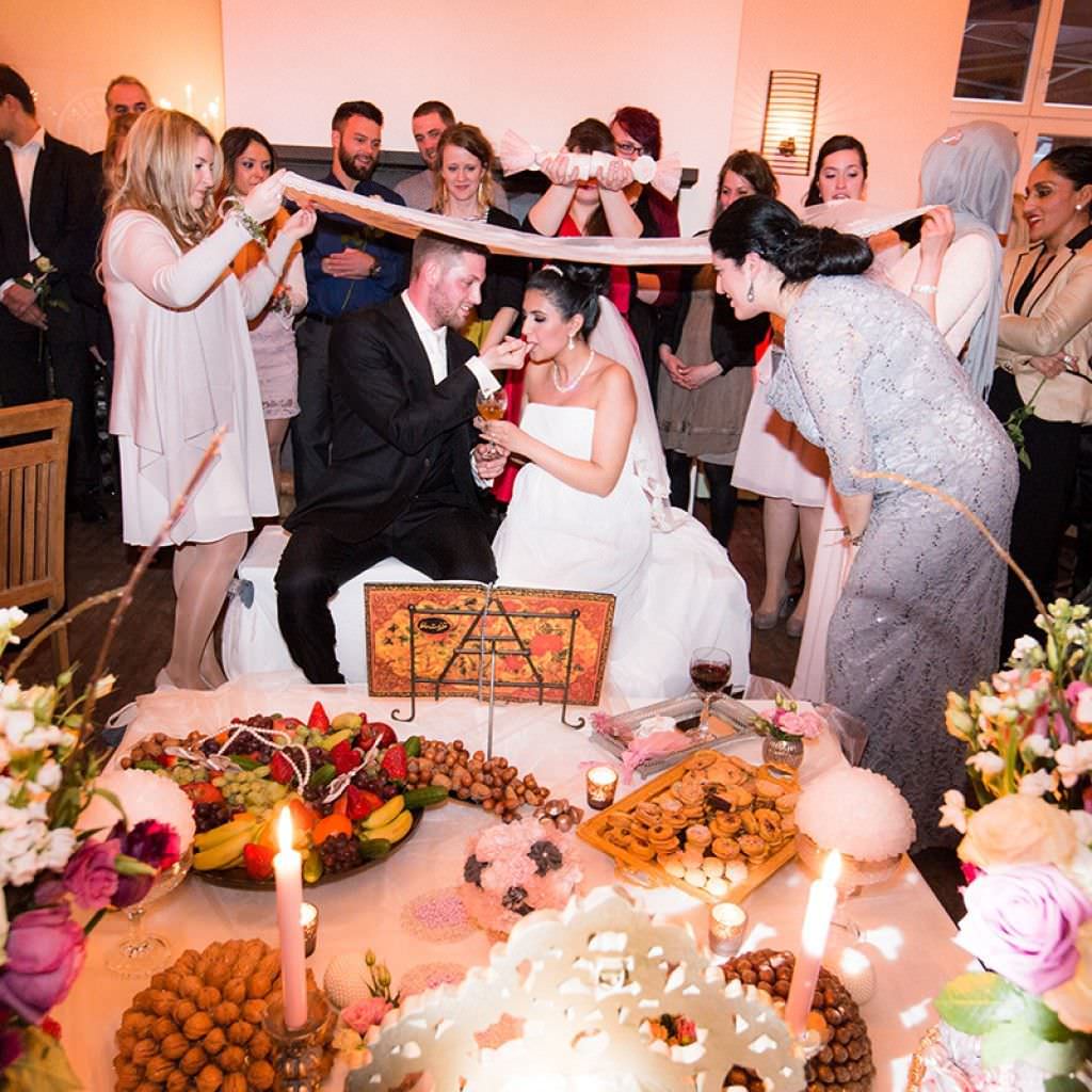 Bei einer Deutsch-Persischen Hochzeit in der Auermühle wird mit Bräuchen und Traditionen gefeiert.