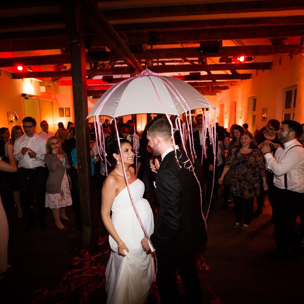 Das Brautpaar einer Deutsch-Persischen Hochzeit in der Auermühle beim Hochzeitstanz.