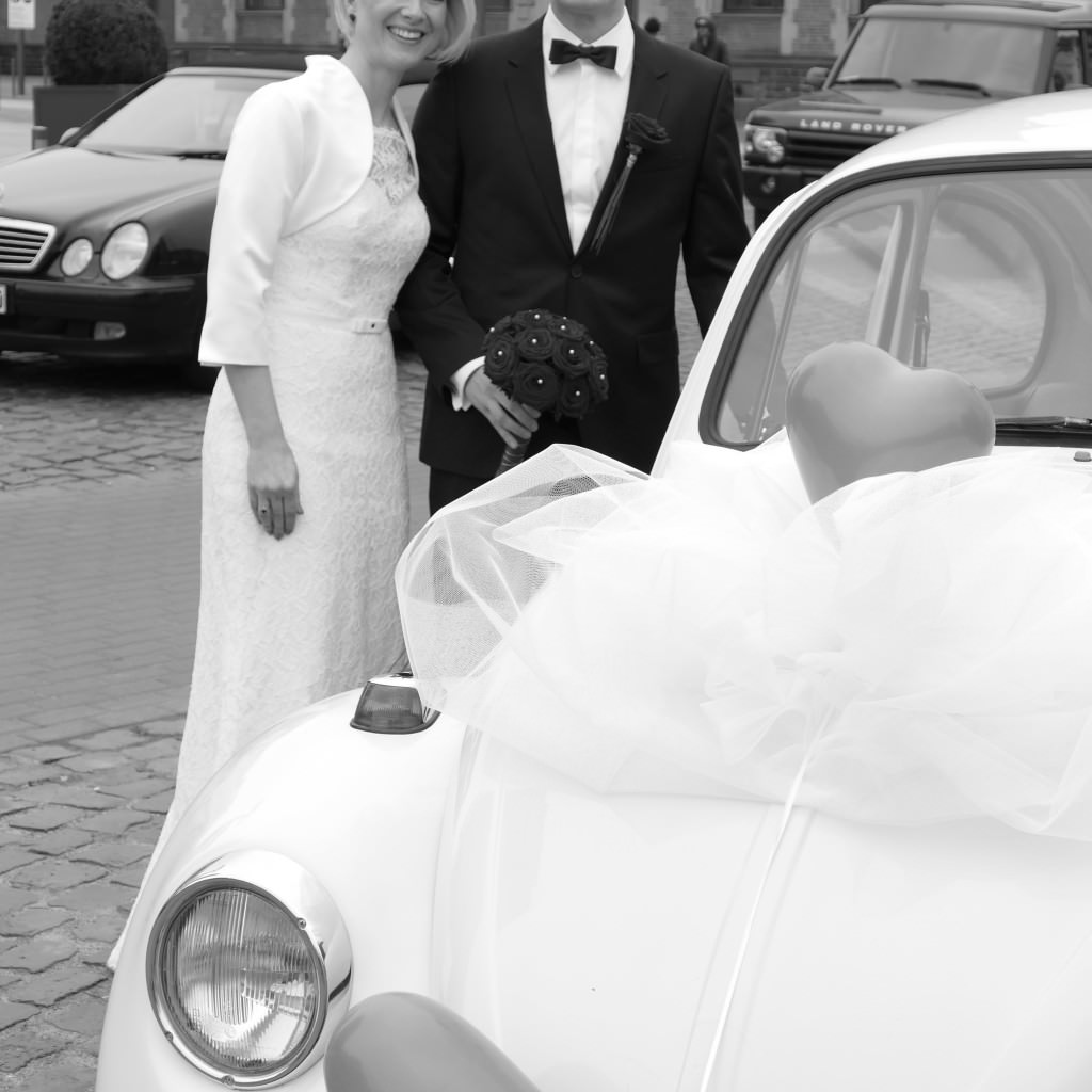 Das glückliche Brautpaar vor der Hochzeitsfeier in der Location Die Bastei in Köln.