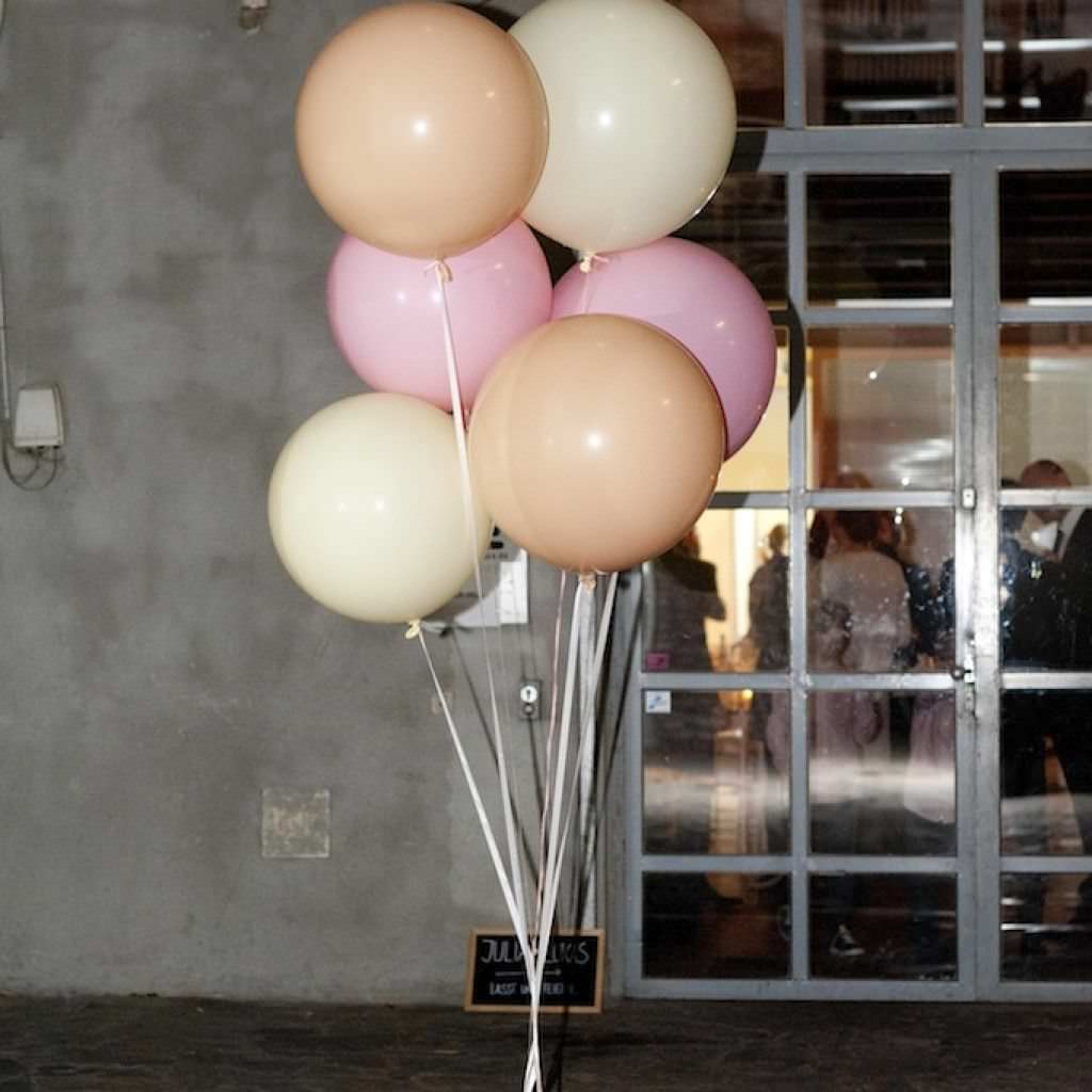 Zauberhafte Deko mit Luftballons bei einer Hochzeitsfeier im Studio Lichtstraße in Köln.