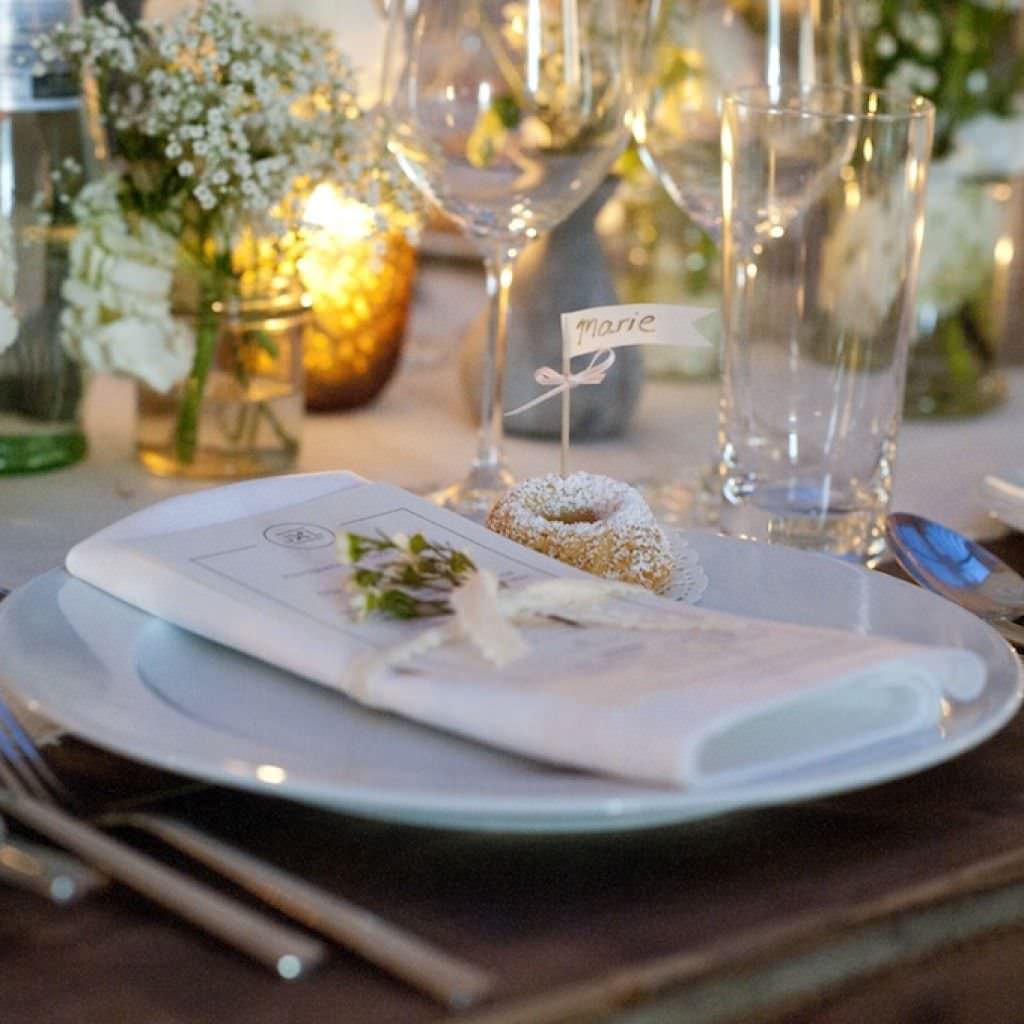 Liebevolle Tischdeko bei einer Hochzeitsfeier im Studio Lichtstrasse.