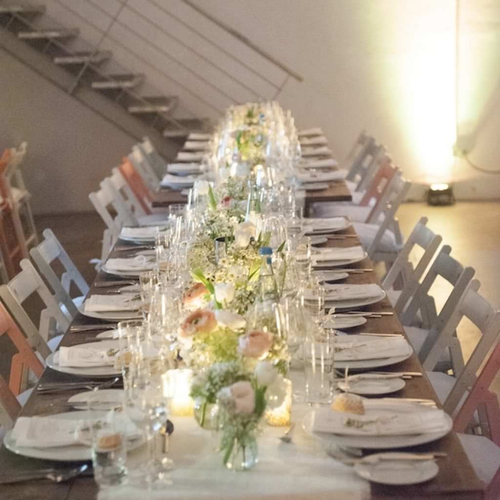 Hübsch dekorierter Hochzeitstisch bei einer Hochzeitsfeier im Studio Lichtstrasse in Köln.