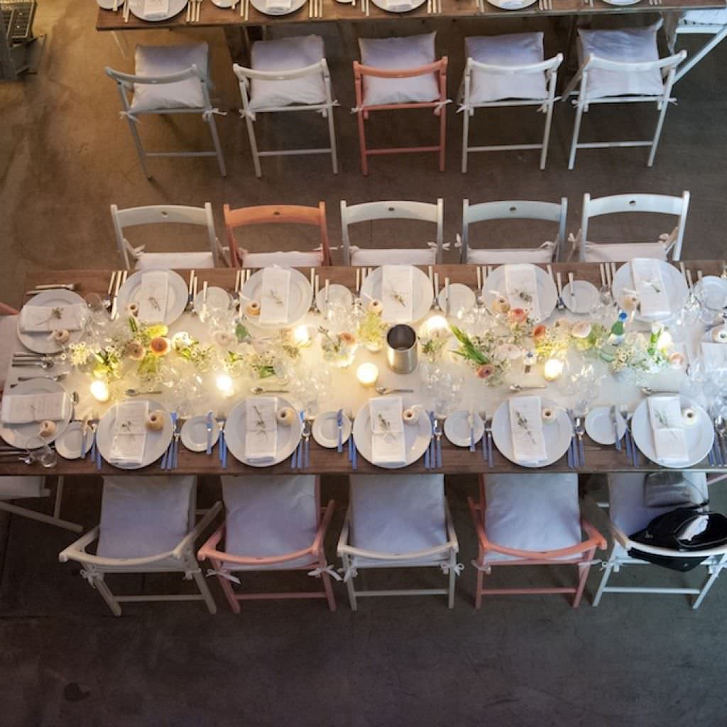 weiße Tischdeko mit hellen Blumen bei einer Hochzeitsfeier im Studio Lichtstraße in Köln.