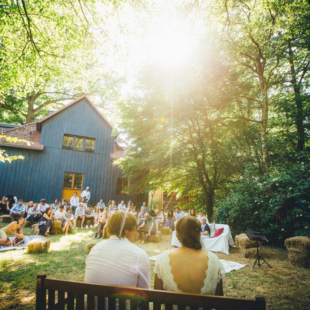 Freie Trauung bei einer Sommerhochzeit auf dem Bauernhof.