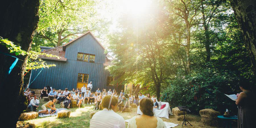 Freie Trauung bei einer Sommerhochzeit auf dem Bauernhof.