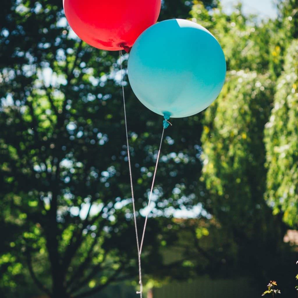 Luftballon Deko bei einer Sommerhochzeit auf dem Bauernhof.