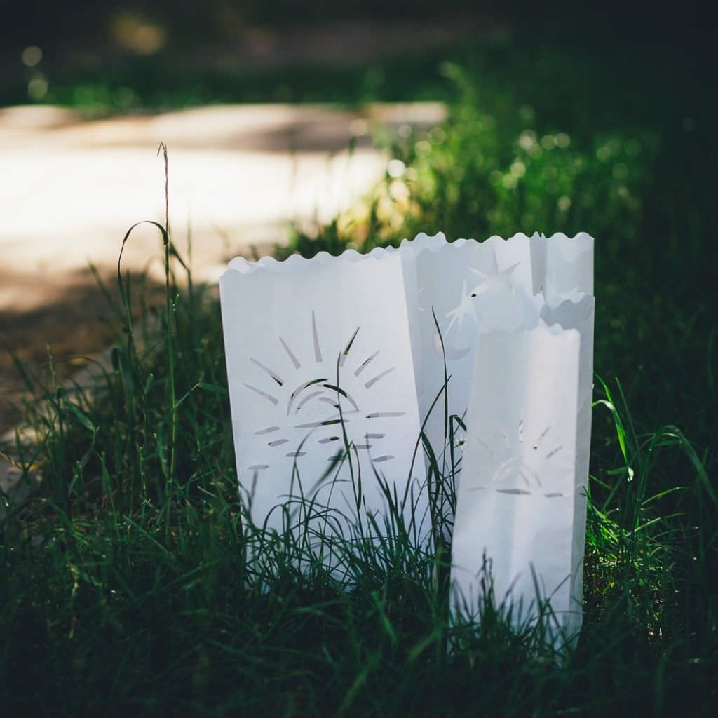 Papierdeko bei einer Sommerhochzeit auf dem Bauernhof.