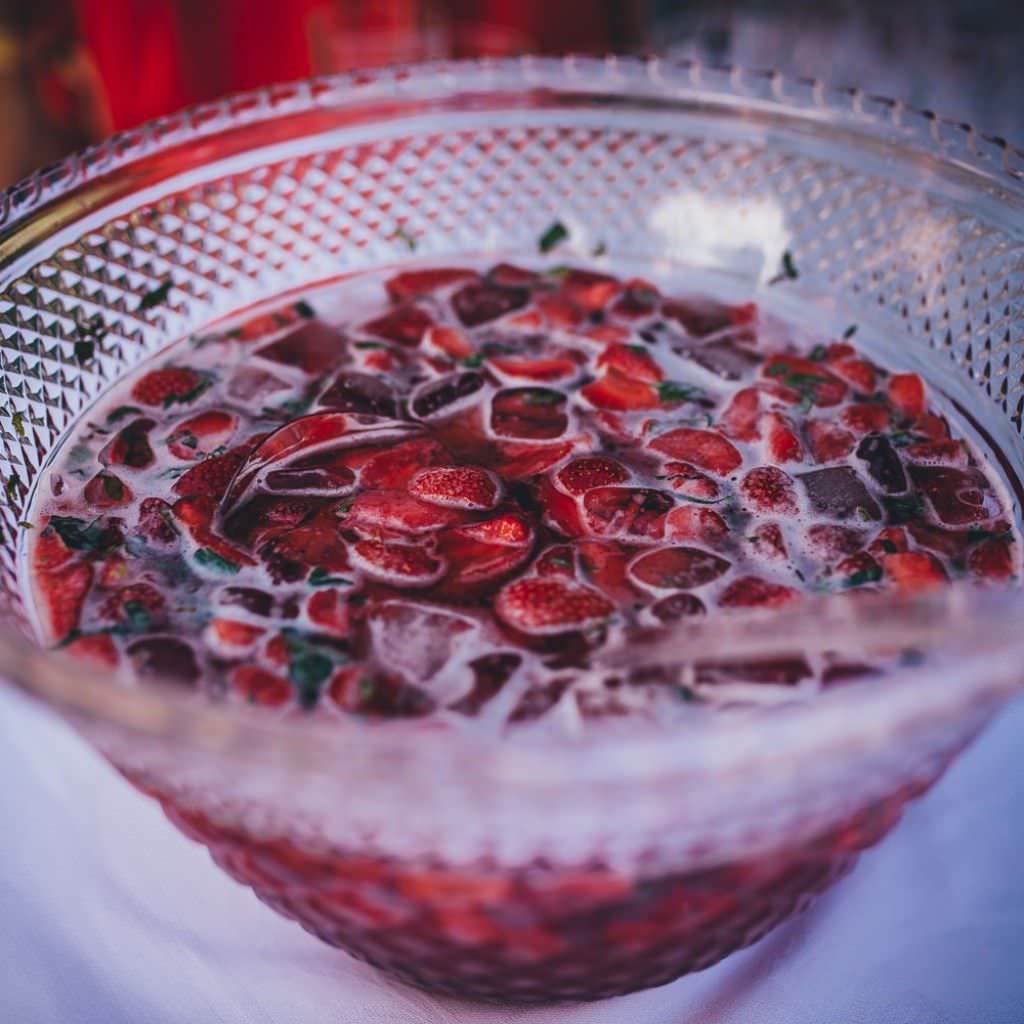 Erfrischende Erdbeer Bowle bei einer Sommerhochzeit auf dem Bauernhof.