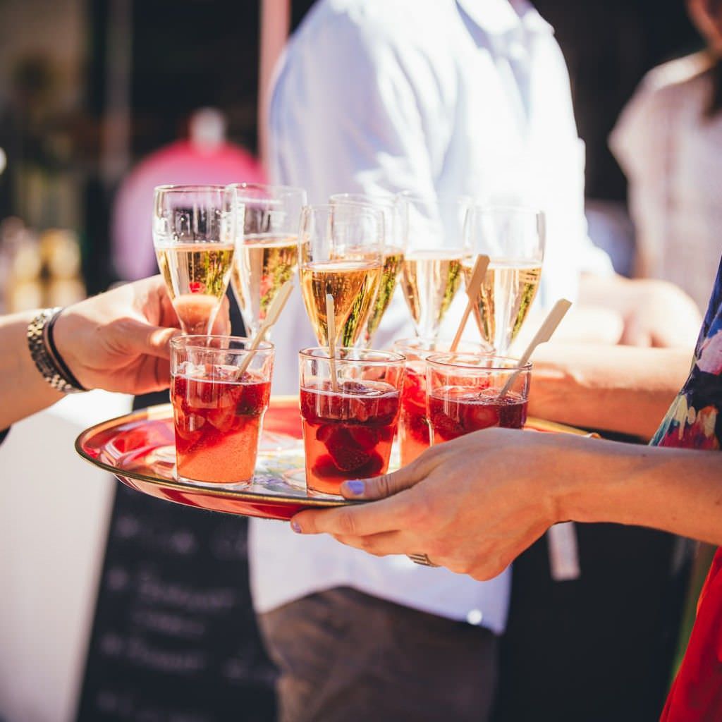 Coole Drinks bei einer Sommerhochzeit auf dem Bauernhof.