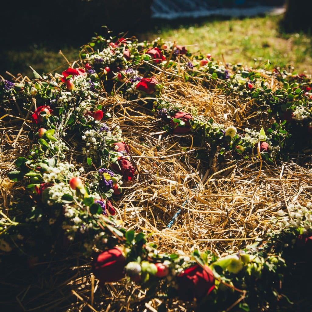 Heu mit wunderschöner Blumendeko bei einer Sommerhochzeit auf dem Bauernhof.